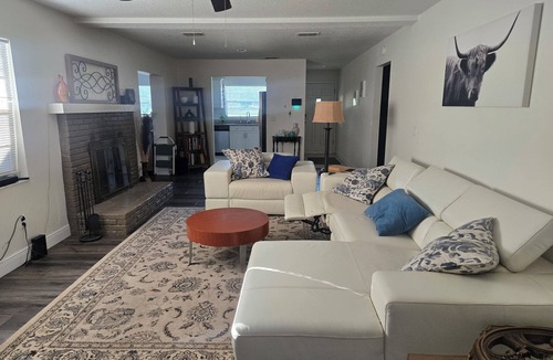 Mount Plymouth House | Soothing 3-bedroom house with AC in charming Sorrento