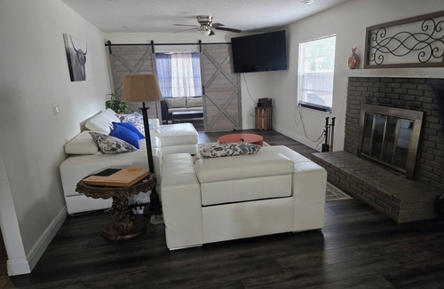 Mount Plymouth House | Soothing 3-bedroom house with AC in charming Sorrento