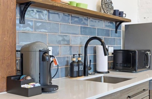 Downtown Jacksonville Apartment | Soulful Studio at the Raven Pool OnSite Parking