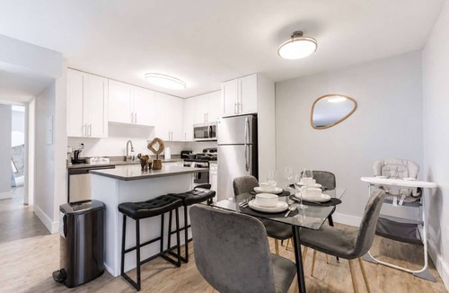 Beach Park Apartment | South Tampa 2BR | 2 Kings, Pool, Gym & Parking