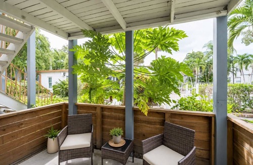 Beach Park Apartment | South Tampa 2BR | 2 Kings, Pool, Gym & Parking