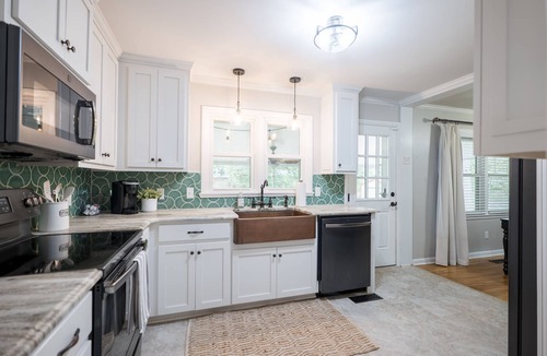 Valdosta Cottage | Southern Charmer, 4 Beds with/Large Back Porch, Pets Welcomed!