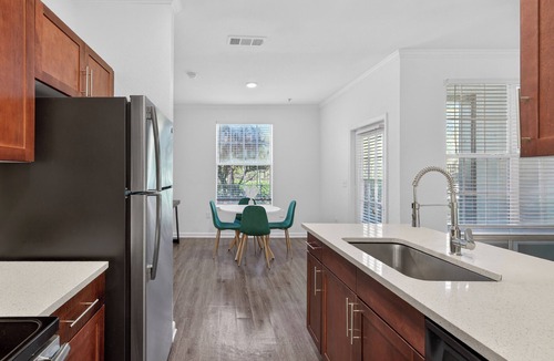 Southside Apartment | Spacious 1BR Apt/Gym/Pool/Close 2 Beaches and Mayo