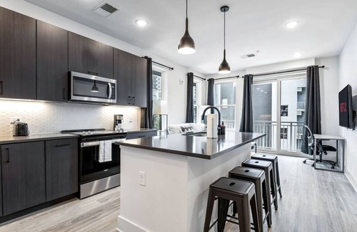 Channel District Apartment | Spacious 2BD Apartment | Close to DT w/Parking!