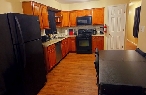 Elizabeth Apartment | Spacious 3-bedroom apartment with WiFi, AC in Elizabeth, NJ