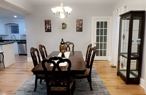 Utica House | Spacious 3BR Home - Sleeps 10 - Perfect for Families & Groups.