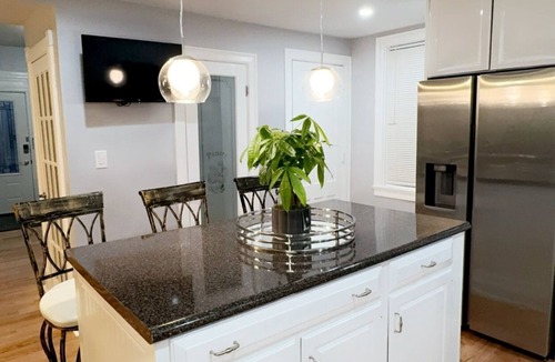 Utica House | Spacious 3BR Home - Sleeps 10 - Perfect for Families & Groups.