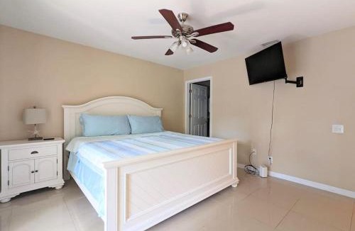 Ridge Wood Heights House | Spacious 3BR Sarasota Family Home 12 Min to Siesta Key Beach