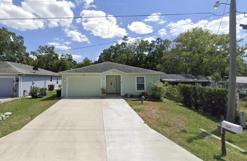 Ridge Wood Heights House | Spacious 3BR Sarasota Family Home 12 Min to Siesta Key Beach