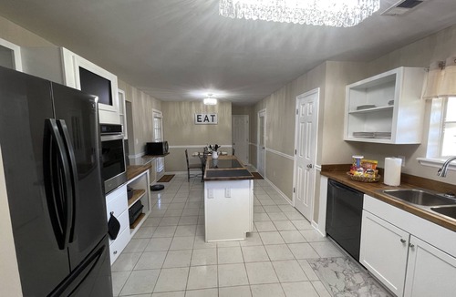 Warner Robins House | Spacious 4 Bedroom home that sleeps up to 8 guests