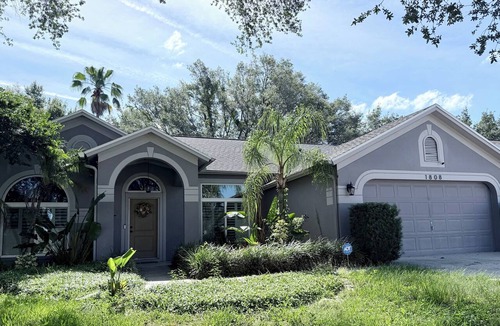 East County Civic Group House | Spacious 4-bedroom house in peaceful Valrico. 2 King, 1 Queen Bed. 2 Couches