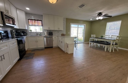 Memphis House | Spacious 4BR 2BA BBQ Mini Putt Backyard Sleep 10