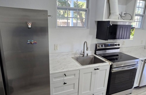 Seffner Community Alliance House | Spacious 5-Bd Tampa Retreat with Dual Jacuzzis. Close to Top Attractions.