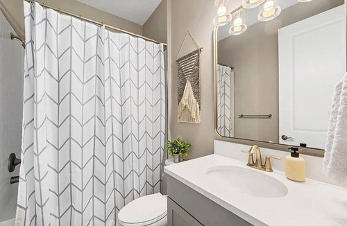 Parrish House | Spacious 5-bedroom house with WiFi and AC in charming Parrish