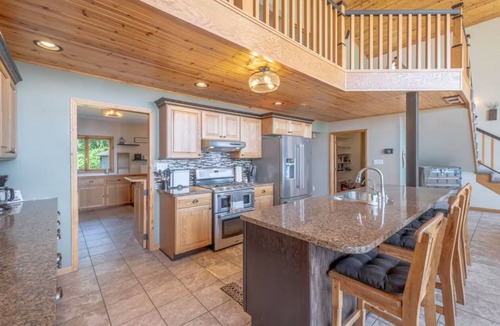 Harbor Beach House | Spacious 5-bedroom house in Harbor Beach - Guesthouse for Additional