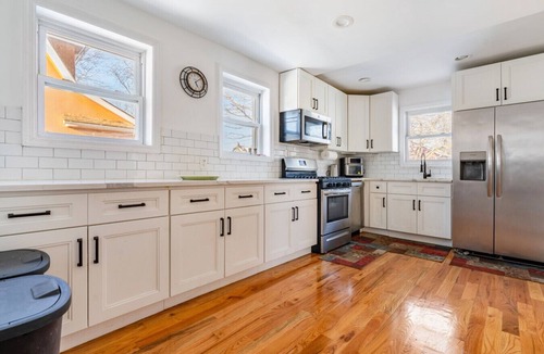 Hempstead House | Spacious 5BR Home Near NYC & JFK | Sleeps 12 | W/D