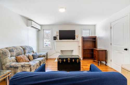 Hempstead House | Spacious 5BR Home Near NYC & JFK | Sleeps 12 | W/D