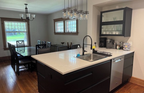 Old West Side House | Spacious 5BR Townhouse w/Roof Deck, Walk to Main St in Ann Arbor