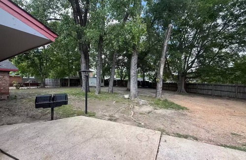 Montgomery House | Spacious 6-bedroom house in soothing Montgomery with AC
