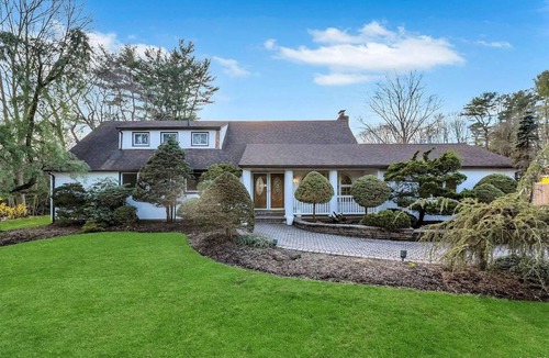 Dix Hills House | Spacious 6-bedroom house centrally located with pool in charming Dix Hills.