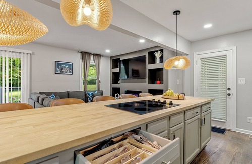 Church Street House | Spacious and Charming 5-bedroom House with Modern Amenities in Atlanta