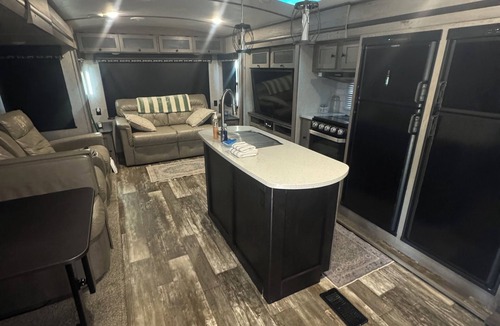 Satsuma House | Spacious Caravan/RV 36 feet 2 slide outs king bed on pond immersed in nature.