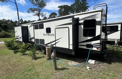 Satsuma House | Spacious Caravan/RV 36 feet 2 slide outs king bed on pond immersed in nature.