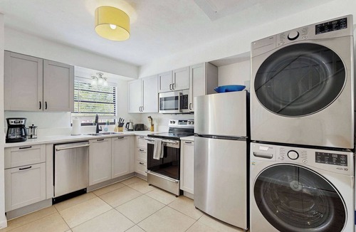 Iona House | Spacious dog friendly Townhouse in Fort Myers with Shared Pool and BBQ