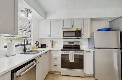 Iona House | Spacious dog friendly Townhouse in Fort Myers with Shared Pool and BBQ