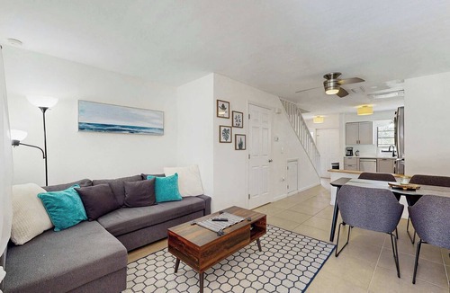 Iona House | Spacious dog friendly Townhouse in Fort Myers with Shared Pool and BBQ