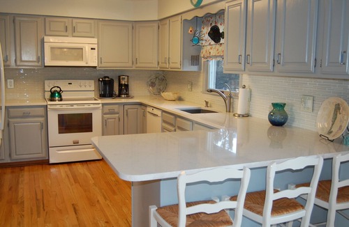 Avalon House | SPACIOUS, DOG FRIENDLY ON 75th ST -WALK TO SHOPS & NIGHTLIFE-1.5 BLOCK TO BEACH