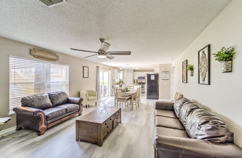 Spring Hill House | Spacious Estate Home with large Pool and Jacuzzi, Near Beaches, Springs & Tampa
