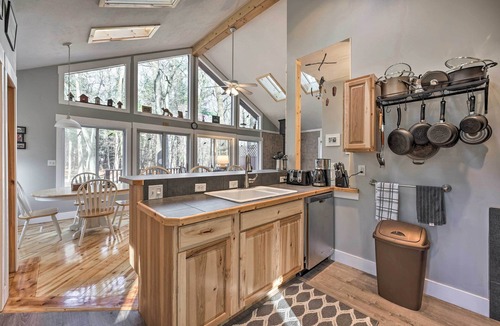 Montague Cabin | Spacious Family Escape: Walk to Lake Michigan!