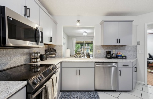 Sunbeam House | Spacious Family Home w/Patio in Jacksonville