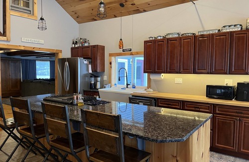 Dorloo House | Spacious farmhouse on 3+ acres. Pet and family friendly!