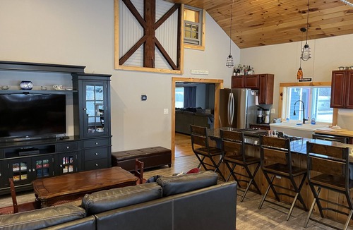 Dorloo House | Spacious farmhouse on 3+ acres. Pet and family friendly!