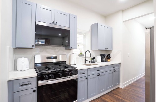 North Bergen House | Spacious Group Holiday Home 5BR/3BATH w/Private parking/Game area & Backyard