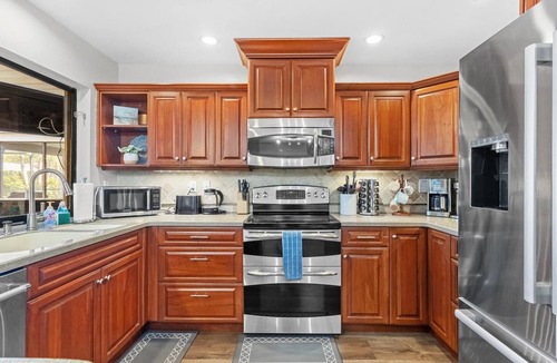 Largo House | Spacious Home Sleeping12 Private Pool+Near Beach