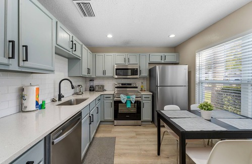 Lake Berkley House | Spacious home w/heated pool & yard