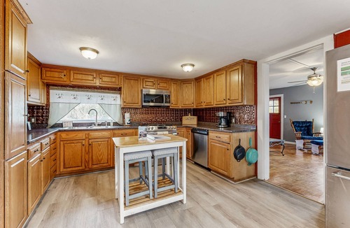 Dundee House | Spacious house with hot tub, gas fireplace, firepit - dog friendly