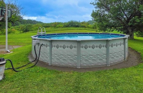 Dundee House | Spacious house with hot tub, gas fireplace, firepit - dog friendly