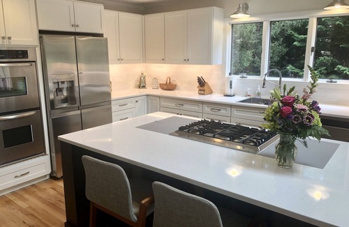 Noyack House | Spacious, immaculate 5 BR, 4 Bath Home w/Bay and Sunset Views, Family-friendly