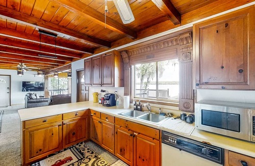 Tallahassee House | Spacious lakefront home with fish cleaning station