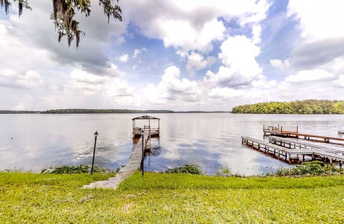 Tallahassee House | Spacious lakefront home with fish cleaning station