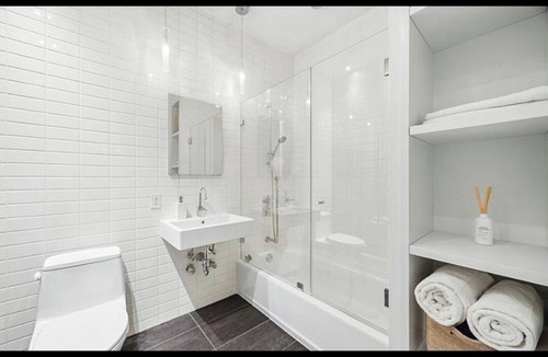 Chelsea Apartment | Spacious, luxury, central 3-bed, toilet, laundry apartment with dishwasher