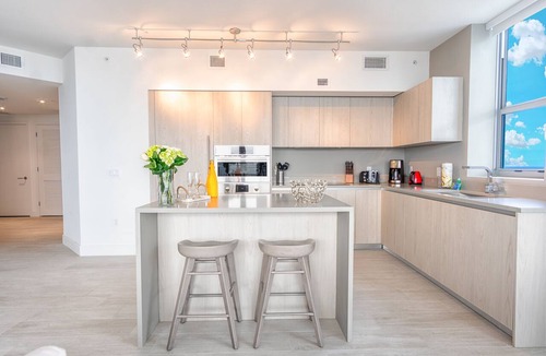 Hollywood South Central Beach Condo | Spacious luxury condo w/amazing views. 100M+ WIFI + Alexa + Netflix Ready