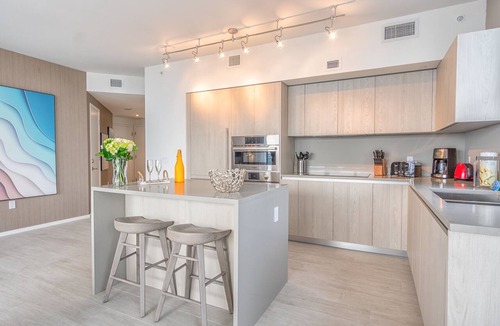 Hollywood South Central Beach Condo | Spacious luxury condo w/amazing views. 100M+ WIFI + Alexa + Netflix Ready
