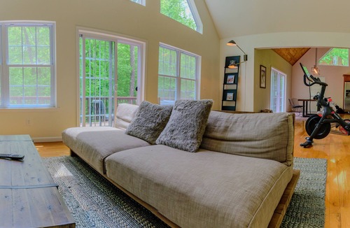 Lackawaxen House | Spacious Masthope Retreat – 4-Bed, 5-Bath, Sleeps 12 + Lake & Resort Amenities