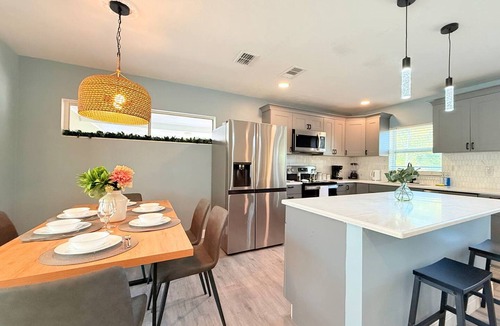 Lockhart House | Spacious Modern, King bed, Game room & more