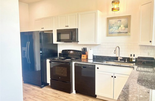 Clanton House | Spacious Remodeled Downtown Retreat, Walk to Shops & Dining, Sleeps 12!